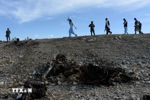 Lực lượng an ninh Afghanistan điều tra tại hiện trường vụ đánh bom liều chết ở tỉnh Nangarhar. (Nguồn: AFP/TTXVN)