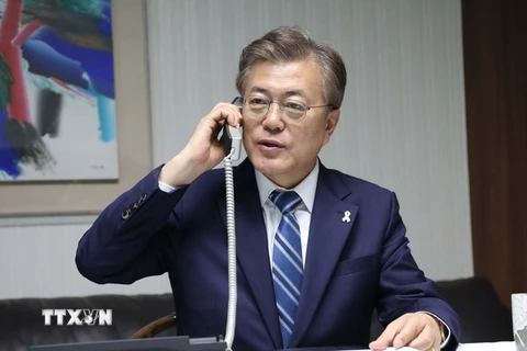 Tổng thống Hàn Quốc Moon Jae-in điện đàm với Chủ tịch Hội đồng Tham mưu trưởng liên quân Hàn Quốc (JCS) Lee Sun-jin tại Seoul. (Nguồn: EPA/TTXVN)