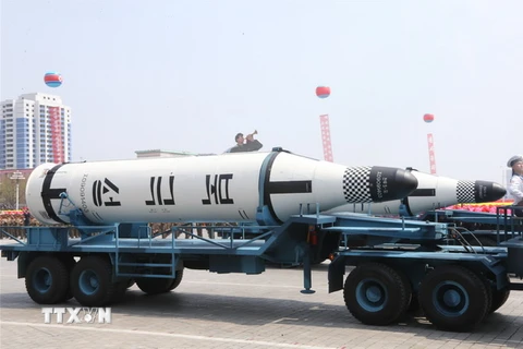 Một loại tên lửa được phóng từ tàu ngầm của Triều Tiên trong lễ diễu binh diễu hành nhân kỷ niệm 105 năm ngày sinh cố Chủ tịch Kim Nhật Thành ở thủ đô Bình Nhưỡng ngày 15/4. (Nguồn: THX/TTXVN)
