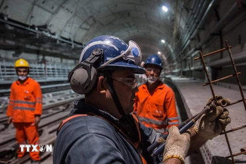Công nhân làm việc tại ga tàu điện ngầm Nossa Senhora da Paz ở thành phố Rio de Janeiro, Brazil. (Nguồn: AFP/TTXVN)