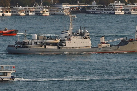 Một tàu chiến Nga đi qua eo biển Bosphorus. (Nguồn: Reuters)
