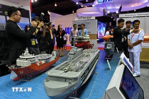 Khách tham quan các mô hình tàu thủy tại triển lãm IMDEX Asia 2015. (Nguồn: AFP/TTXVN)