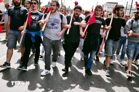 Sinh viên tham gia một cuộc biểu tình ở trung tâm Athens. (Nguồn: AFP/TTXVN)