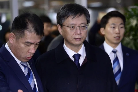 Cựu Thư ký cấp cao giai đoạn 2015-2016 dưới thời cựu Tổng thống bị phế truất Park Geun-hye, ông Woo Byung-woo (giữa). (Nguồn: koreaherald.com)