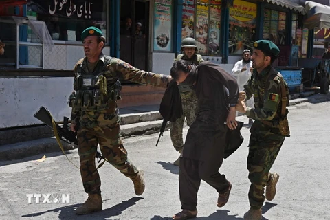 Binh sỹ Afghanistan bắt giữ một nghi phạm vụ tấn công tòa nhà RTA của Đài truyền hình quốc gia Afghanistan. (Nguồn: EPA/TTXVN)