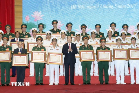 Chủ tịch nước Trần Đại Quang trao giải thưởng cho các tác giả. (Ảnh: Nhan Sáng/TTXVN)
