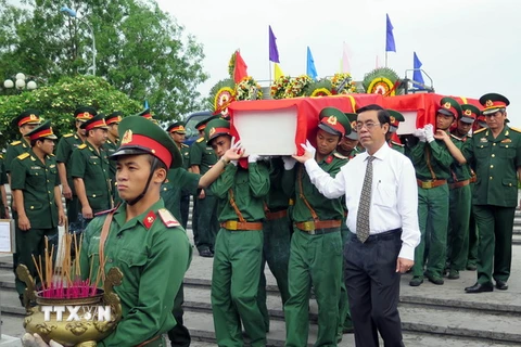 Lễ truy điệu và an táng hài cốt liệt sỹ quân tình nguyện và chuyên gia Việt Nam hy sinh tại Lào. (Ảnh: Trần Tĩnh/TTXVN)