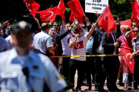 Người biểu tình trước dinh thự của Đại sứ Thổ Nhĩ Kỳ tại Washington. (Nguồn: Reuters)