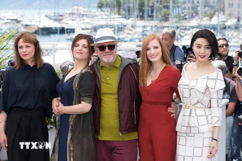 Các thành viên Hội đồng giám khảo Liên hoan phim Cannes 2017 tại lễ khai mạc. (Nguồn: THX/TTXVN)
