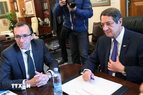 Tổng thống Cyprus Nicos Anastasiades (phải) và Đặc phái viên Liên hợp quốc về tái thống nhất đảo Cyprus Espen Barth Eide (trái) tại một cuộc họp ở Nicosia. (Nguồn: EPA/TTXVN)