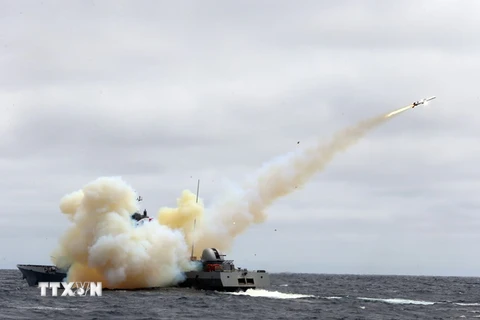 Tàu của hải quân Hàn Quốc phóng tên lửa trong một cuộc tập trận gần đảo Dokdo. (Nguồn: Yonhap/TTXVN)