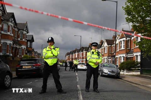 Cảnh sát Anh phong tỏa khu dân cư ở phía Tây Nam London, nơi một nghi can khủng bố bị cảnh sát bắn trong chiến dịch chống khủng bố ngày 28/4. (Nguồn: AFP/TTXVN)