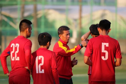 Huấn luyện viên Hoàng Anh Tuấn và các học trò trong buổi tập đầu tiên tại Cheonan. (Nguồn: VFF)