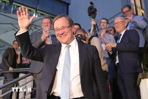 Lãnh đạo đảng Liên minh Dân chủ Cơ đốc giáo ở bang North Rhine-Westphalia, ông Armin Laschet (phía trước) vui mừng sau khi giành ưu thế trong cuộc bầu cử Nghị viện bang. (Nguồn: EPA/TTXVN)