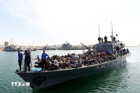 Lực lượng bảo vệ bờ biển Libya đưa những người di cư bất hợp pháp tới một căn cứ hải quân ở Tripoli (Libya). (Nguồn: AFP/TTXVN)