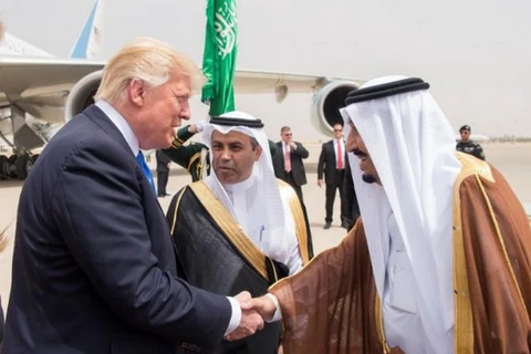 Tổng thống Mỹ Donald Trump và Quốc vương Salman bin Abdulaziz Al Saud tại lễ đón ở thu đô Riyadh, Saudi Arabia. (Nguồn: Reuters)