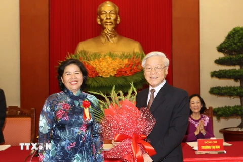 Đại diện các tập thể, cá nhân xuất sắc, tiêu biểu tặng hoa Tổng Bí thư Nguyễn Phú Trọng. (Ảnh : Trí Dũng/TTXVN)