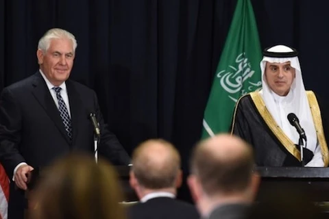 Ngoại trưởng Saudi Arabia Adel al-Jubeir và người đồng cấp Mỹ Rex Tillerson trong cuộc họp báo chung. (Nguồn: AFP)