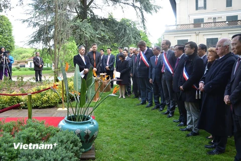 Các đại biểu dành một phút mặc niệm thể hiện lòng thành kính đối với Chủ tịch Hồ Chí Minh. (Ảnh : Bích Hà/Vietnam+)