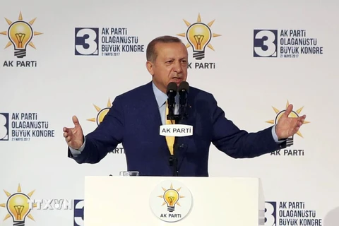 Tổng thống Tayyip Erdogan phát biểu tại Đại hội bất thường của đảng AKP ở thủ đô Ankara. (Nguồn: AFP/TTXVN)