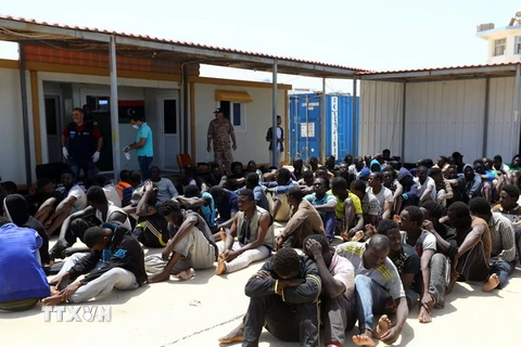Người di cư sau khi được lực lượng bảo vệ bờ biển Libya cứu. (Nguồn: AFP/TTXVN)