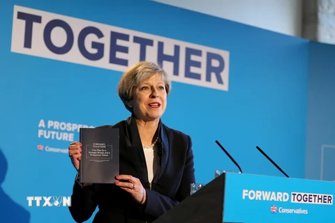Thủ tướng Anh Theresa May phát biểu trong chiến dịch vận động tranh cử ở Halifax, Tây Bắc nước Anh. (Nguồn: EPA/TTXVN)