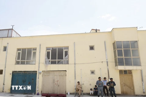 Bên ngoài nhà khách quốc tế - nơi xảy ra vụ tấn công ở Kabul ngày 21/5. (Nguồn: EPA/TTXVN)