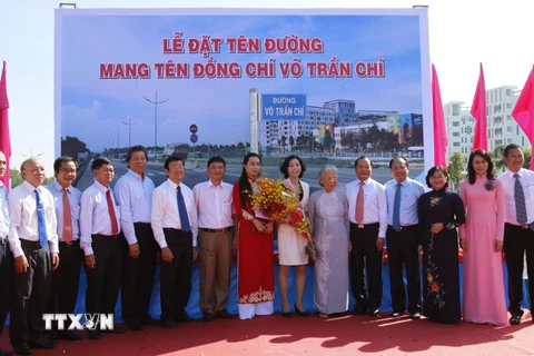 Nguyên Chủ tịch nước Trương Tấn Sang, lãnh đạo Thành phố Hồ Chí Minh, các đại biểu và thân nhân đồng chí Võ Trần Chí tại lễ đặt biển tên đường. (Ảnh: Hoàng Hải/TTXVN)