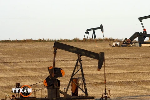 Khai thác dầu tại một giếng dầu ở Ponca City, Oklahoma, Mỹ. (Nguồn: EPA/TTXVN)