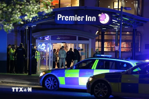 Cảnh sát phong tỏa bên ngoài một khách sạn gần sân vận động Manchester Arena. (Nguồn: EPA/TTXVN)