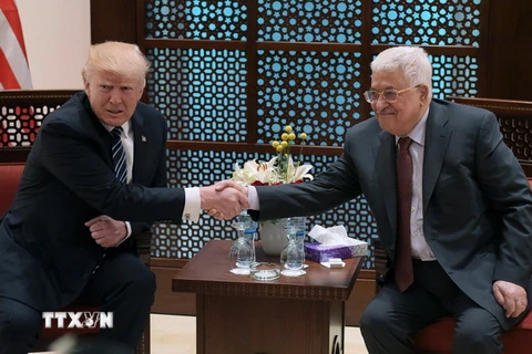 Tổng thống Mỹ Donald Trump (trái) và người đồng cấp Palestine Mahmoud Abbas (phải) tại cuộc hội đàm ở Bethlehem. (Nguồn: AFP/TTXVN)