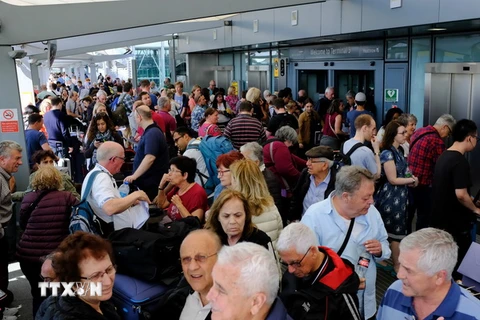 Hành khách bị mắc kẹt tại sân bay Heathrow sau khi hãng British Airways buộc phải hoãn tất cả các chuyến bay theo dự định. (Nguồn: EPA/TTXVN)