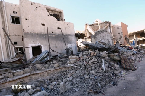 Cảnh đổ nát do xung đột ở thành phố Sirte, phía đông Tripoli. (Nguồn: AFP/TTXVN)