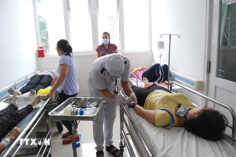 Cấp cứu bệnh nhân ngộ độc thực phẩm tại Bệnh viện Nguyễn Đình Chiểu. (Ảnh: Huỳnh Phúc Hậu/TTXVN)
