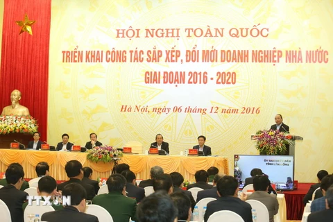 Thủ tướng Nguyễn Xuân Phúc phát biểu tại hội nghị trực tuyến toàn quốc triển khai công tác sắp xếp, đổi mới doanh nghiệp nhà nước giai đoạn 2016-2020. (Ảnh: Thống Nhất/TTXVN)