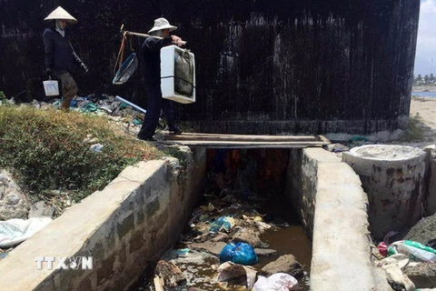 Cống nước thải của nhà máy đường Khánh Hòa tiếp giáp với đầm Thủy Triều (ảnh chụp ngày 16/3). (Ảnh: Phan Sáu/TTXVN)