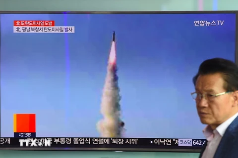 Người dân theo dõi hình ảnh phát qua truyền hình vụ thử tên lửa Pukguksong-2 của Triều Tiên, ở Seoul ngày 22/5. (Nguồn: AFP/TTXVN)