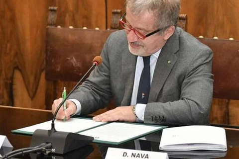 Chủ tịch Vùng Lombardy Roberto Maroni ký quyết định tiến hành trưng cầu ý dân về quyền tự trị. (Nguồn: eunews.it)