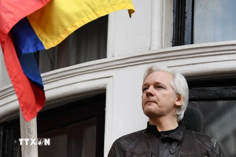 Ông Julian Assange tại Đại sứ quán Ecuador ở London, Anh. (Nguồn: AFP/TTXVN)