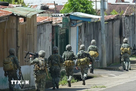 Hải quân Philippines trong chiến dịch truy quét phiến quân ở thành phố Marawi. (Nguồn: AFP/TTXVN)