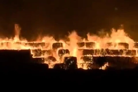 Ngọn lửa bốc dữ dội tại khu vực nhà máy giấy. (Nguồn: chinaplus.cri.cn)