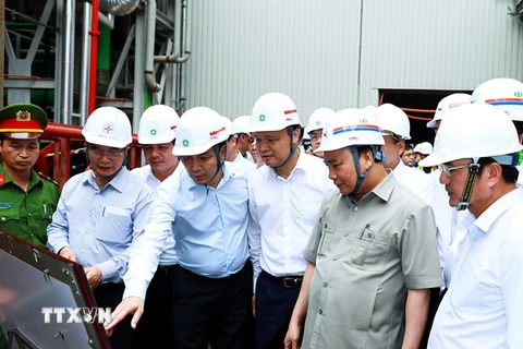 Thủ tướng Nguyễn Xuân Phúc đến thăm Nhà máy nhiệt điện Thái Bình 1. (Ảnh: Thống Nhất/TTXVN)