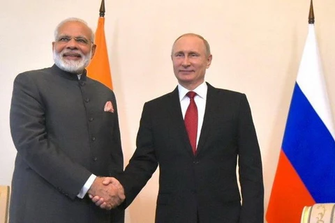 Tổng thống Nga Vladimir Putin gặp với Thủ tướng Ấn Độ Narendra Modi bên lề Diễn đàn Kinh tế quốc tế Saint Peterburg. (Nguồn: hindustantimes.com)