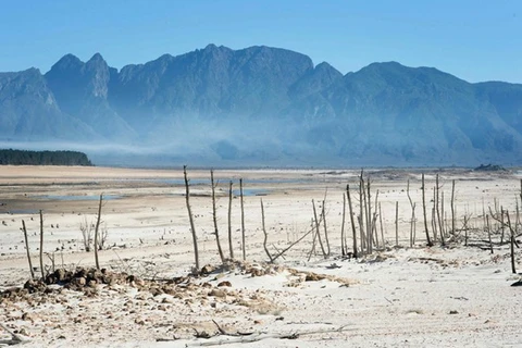 Cảnh khô hạn tại khu vực đập Theewaterskloof gần Villiersdorp, Nam Phi. (Nguồn: AFP/TTXVN)