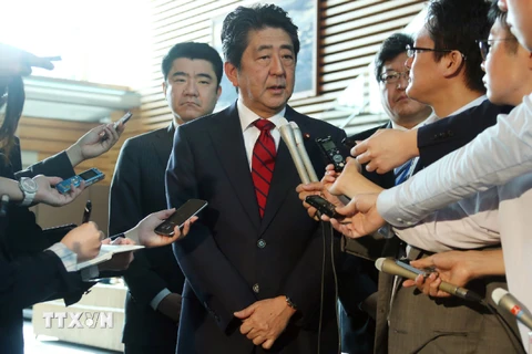 Thủ tướng Nhật Bản Shinzo Abe (giữa) trả lời phỏng vấn báo chí ở Tokyo. (Nguồn: AFP/TTXVN)