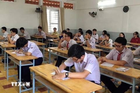 Thí sinh dự thi môn Ngữ văn tại Hội đồng thi Trường THPT Bùi Thị Xuân. (Ảnh: Phương Vy/TTXVN)