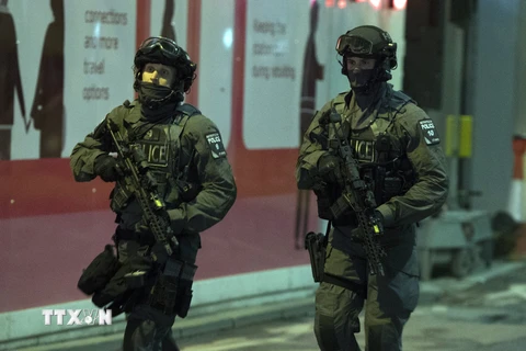 Cảnh sát có vũ trang được triển khai tại hiện trường vụ đâm xe trên Cầu London. (Nguồn: EPA/TTXVN)