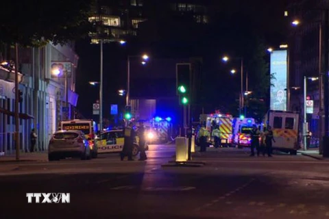Cảnh sát phong tỏa hiện trường vụ đâm xe trên Cầu London. (Nguồn: BBC News/TTXVN)