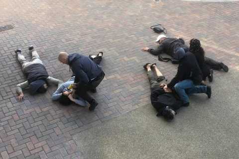 Cảnh sát London khống chế các nghi phạm. (Nguồn: thesun.co.uk)