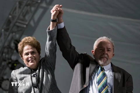Cựu Tổng thống Brazil Lula da Silva (phải) và Dilma Rousseff (trái) tại một sự kiện ở Parana, Brazil. (Nguồn: THX/TTXVN)